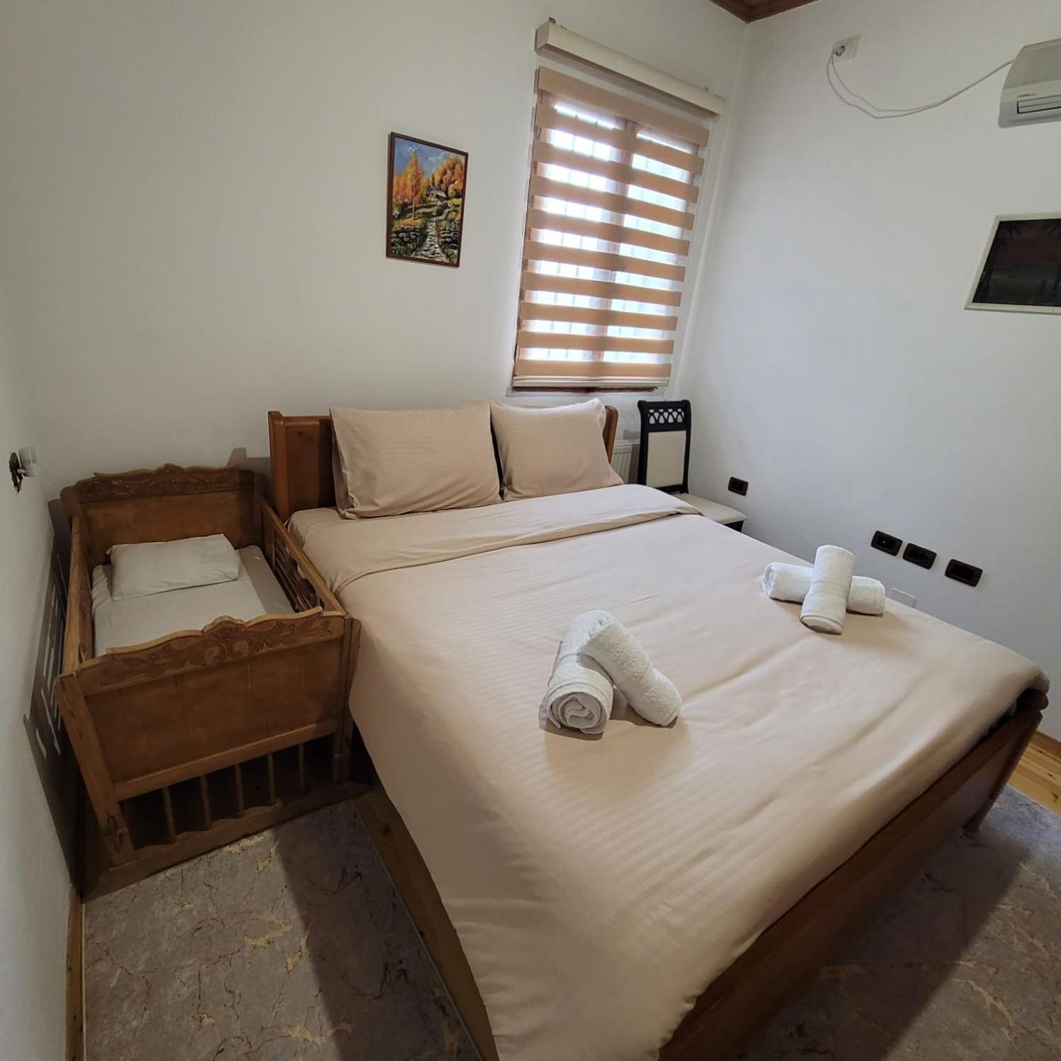 Jona Guest House Gjirokastër Eksteriør billede